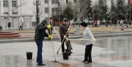 чиновники ХК участвуют в субботнике Алла Шпарейчук